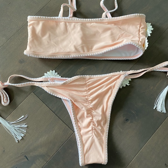 Brand new, never worn with liner. Light pink bikini. Size S. Daisy detail. - Picture 6 of 10